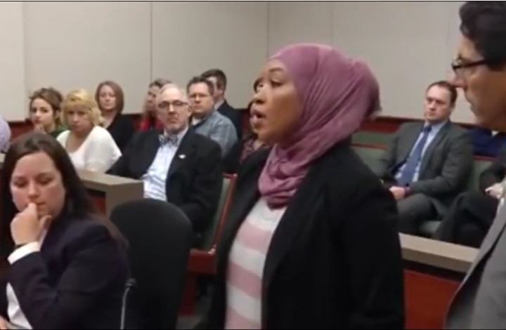 فيديو ...في المحكمة .... فتاة أمريكية مسلمة تعفو عن فتاة أعتدت عليها 