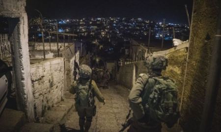 الاحتلال يعتقل 11 فلسطينيا في الضفة الغربية فجر اليوم