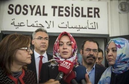 الممثلة الامريكية ليندسي لوهان تعطي إشارة على اعتناقها الاسلام