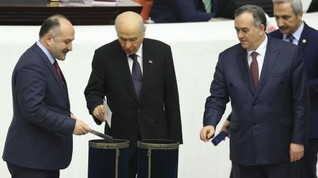 البرلمان التركي يقر المادتين 14 و15 من مقترح التعديل في الدستور