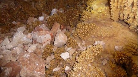 صور ... اكتشاف كهف هوابط في موقع بالجليل