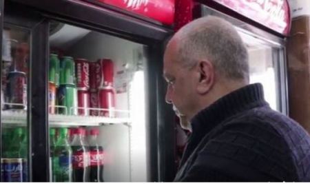 تاجر فلسطيني يشتري محل تجاري من يهودي بالقدس
