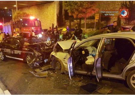 حيفا | اصابة خطيرة بحادث طرق بين سيارة شرطة وخصوصية