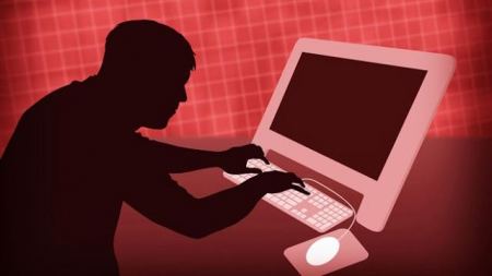 في جنين ... زرع برامج تنصت بهاتف الزوج وابتز الزوجة 