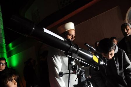 تركيا ... امام يضع تلسكوباً على سطح المسجد بهدف استقطاب اليافعين وتشجيعهم على ارتياد المسجد
