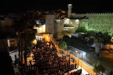 الفجر العظيم.. ألآلاف يصلون الفجر بالاقصى والحرم الابراهيمي