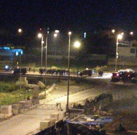 بحماية قوات الاحتلال.. مستوطنون يهاجمون منازل فلسطينيين شرق الخليل