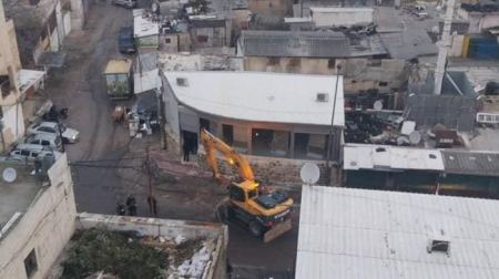 الاحتلال يهدم منشأة تجارية بالقدس المحتلة