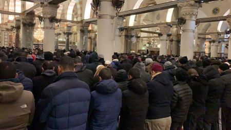 الاحتلال يقتحم باحات الاقصى ويعتقل 13 مقدسياً