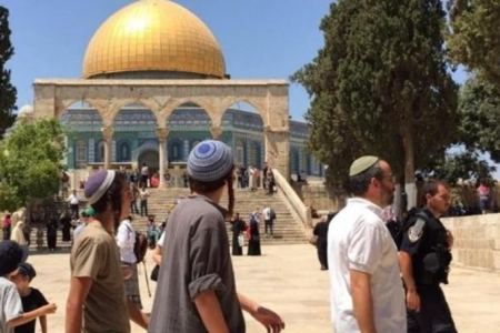 عشرات المستوطنين اقتحموا باحات الاقصى