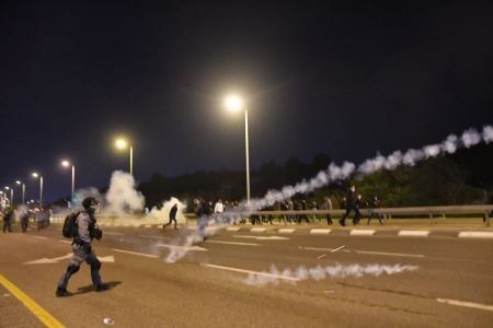 الشرطة تعتدي على المتظاهرين في كفرقرع