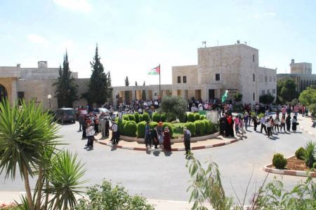 جامعة بيرزيت تعلن التعليم عن بعد بسبب " الاغلاق القسري "