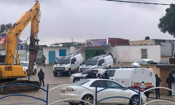النقب : هدم مبنى من صفيح في اللقية