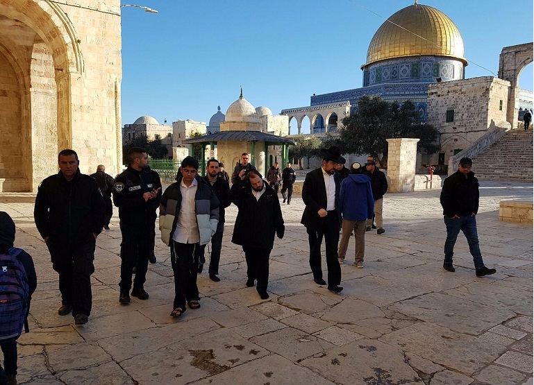 موشيه فيجلين ومجموعة من المستوطنين يقتحمون الأقصى