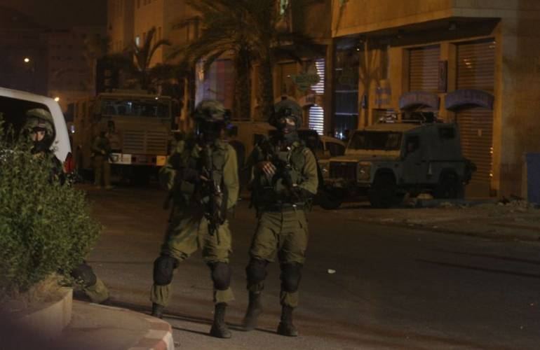 جيش الاحتلال يشن حملة اعتقالات في عدة مناطق بالضفة