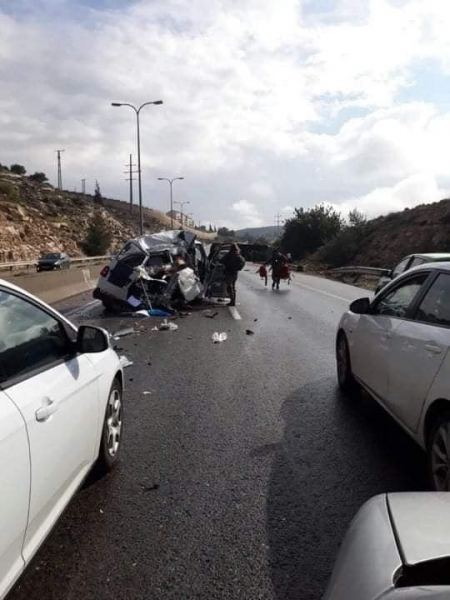 مصرع 2 من المستوطنين واصابة العشرات بانقلاب حافلة