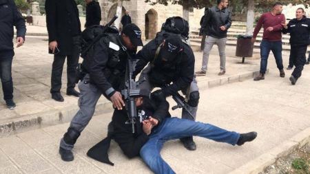 القدس ... الاحتلال يزيل السلاسل الحديدية عن باب الرحمة