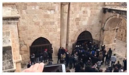 القدس ... المصلون يفتحون باب " الرحمة" المغلق منذ 16 عاماً