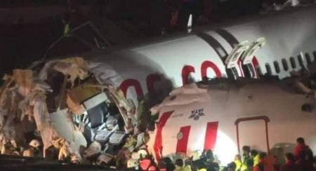 مصؤرع 3 اشخاص وعشؤرات الجر جريح جراء تحطم طائرة تركية في مطار صبيحة بإسطنبول