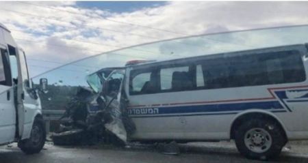حادث سير بين حافلة خاصة واخرى للشرطة قرب ام الريحان