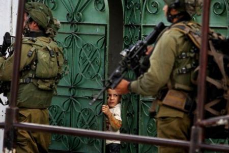 الاحتلال يعتقل 15 مواطناً من العيسوية