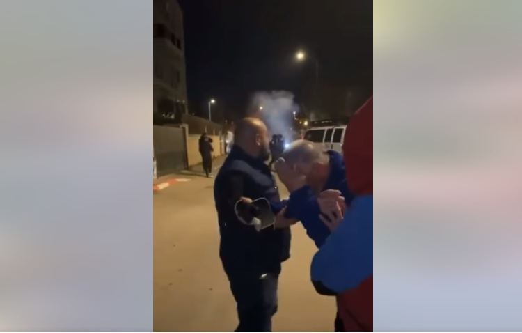 مستوطنون يعتدون على الاهالي في الشيخ جراح
