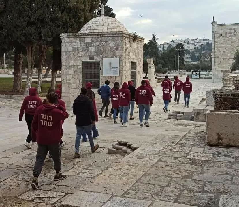 مستوطنون يقتحمون باحات المسجد الاقصى