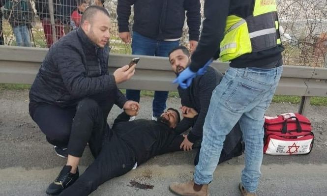 اصابة شقيقين بنيران مستوطن قرب حاجز حزما