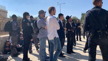 مستوطنون يقتحمون باحات المسجد الاقصى