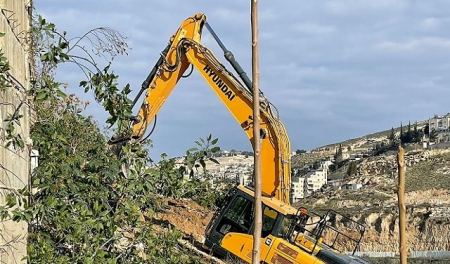 الاحتلال يهدم منزلاً ومنشأة في جبل المكبر