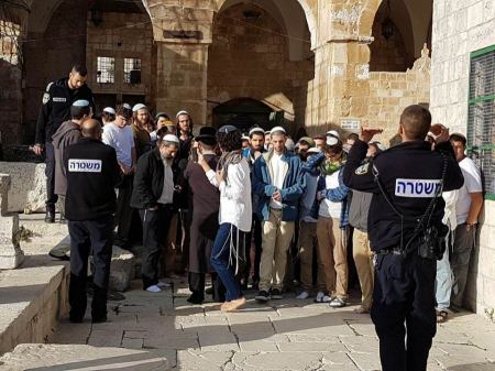 محكمة الصلح الإسرائيلية تسمح للمستوطنين اليهود الصلاة على ابواب المسجد الاقصى 