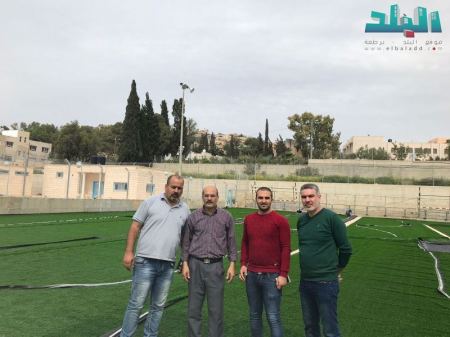 بلدية برطعة تبدأ بتعشيب ملعب كرة القدم في المجمع الشبابي الرياضي بالعشب الصناعي 