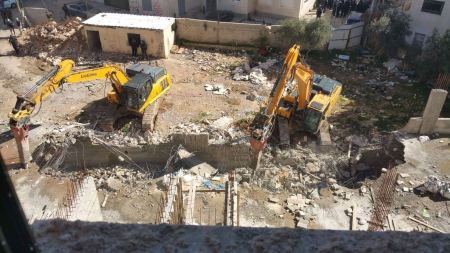 القدس ... الاحتلال يهدم مبنى تابع لمدرسة في مخيم شعفاط