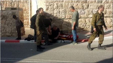 الخليل ... مستوطن يدهس فلسطينياً ويفر من المكان