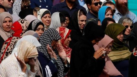 نيوزيلندا.. الآلاف يشاركون في تأبين ضحايا مذبحة المسجدين وبث أذان وصلاة الجمعة