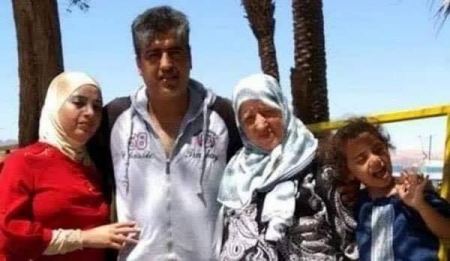 احد ضحايا مجزرة المسجدين ... سيدة فلسطينية تتوفى وهي جاثمة فوق جثمان ابنها