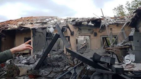 5 اصابات جراء سقوط قذيفة صاروخية على منزل بمنطقة " الشارون"