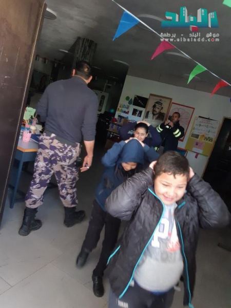 صور ... الدفاع المدني في برطعة ينفذ تدريب اخلاء مدرسة 