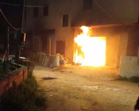 برطعة | اخماد حريق اندلع بمخزن خشب في عمارة سكنية