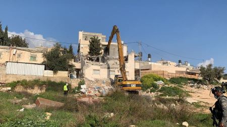 الاحتلال يهدم منزلاً من طابقين في العيسوية