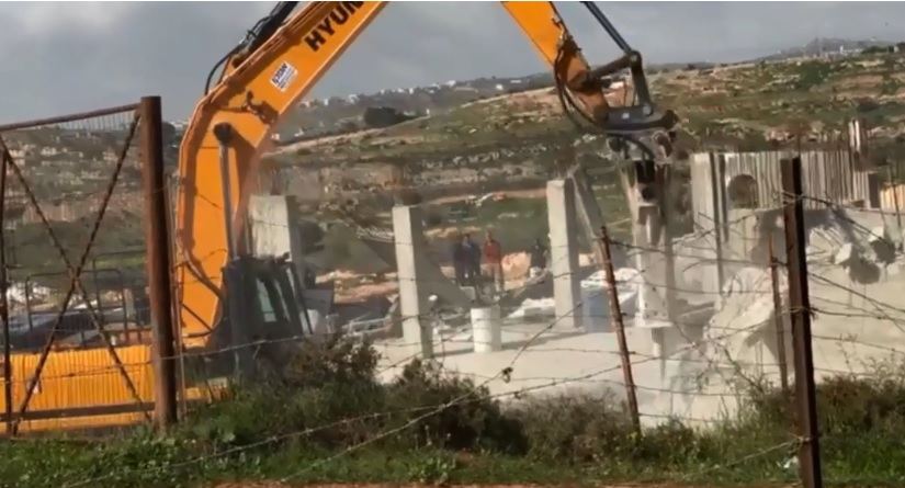 سلطات الاحتلال تهدم منزلاً وبئر مياه في بني نعيم