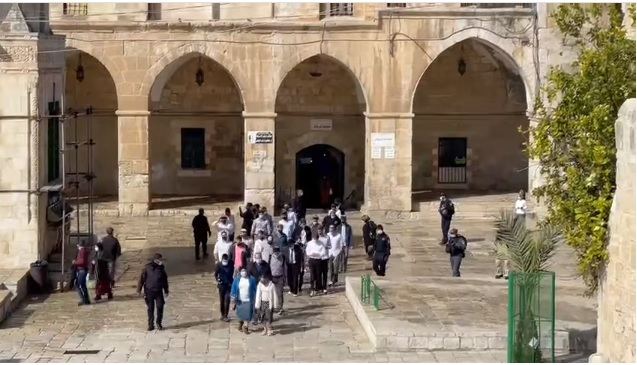 عشرات المستوطنين اقتحموا باحات المسجد الاقصى