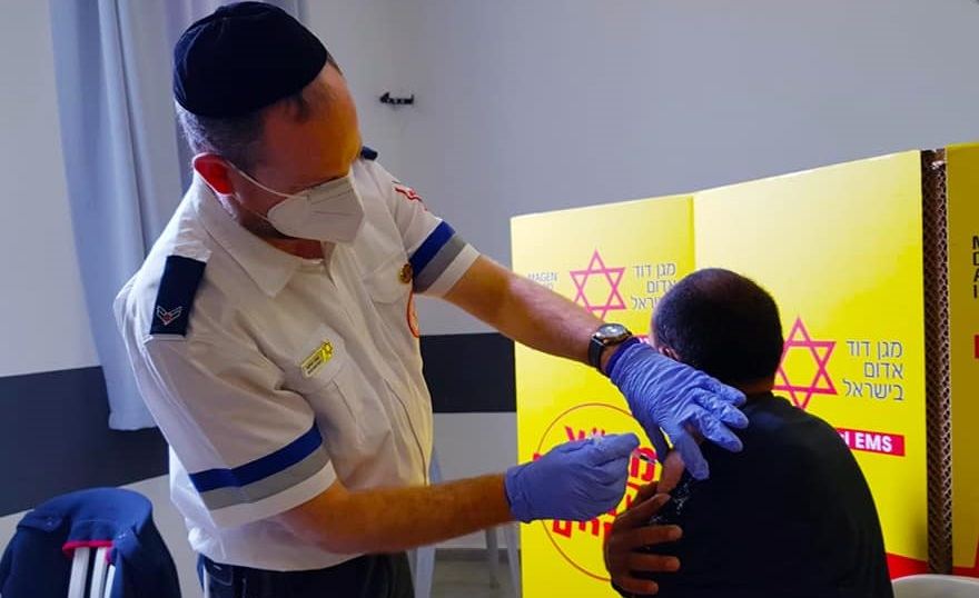 الاحتلال يبدأ بتطعيم العمال الفلسطينيين