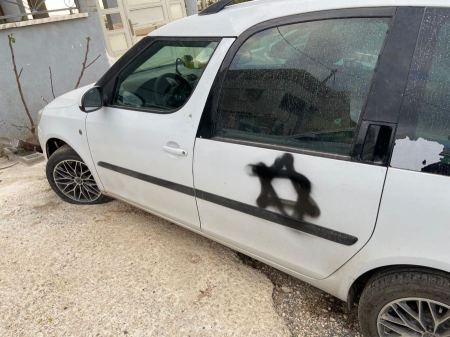 ثقب اطارات مركبات وخط شعارات عنصرية في كفرقاسم