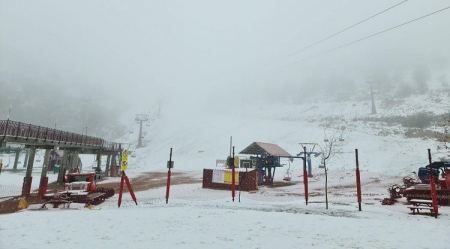 تساقط الثلوج على جبل الشيخ والادارة تغلق المنتجع