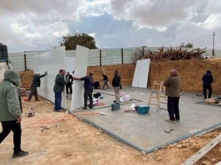 متطوعون يبنون منزلاً لعائلة منكوبة من النقب