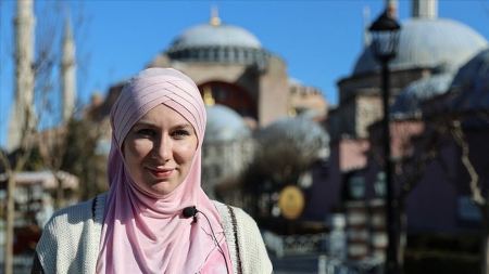 شابة بريطانية تروي قصة اعتناقها الاسلام وتقول : " الاسلام جدد حياتي " 