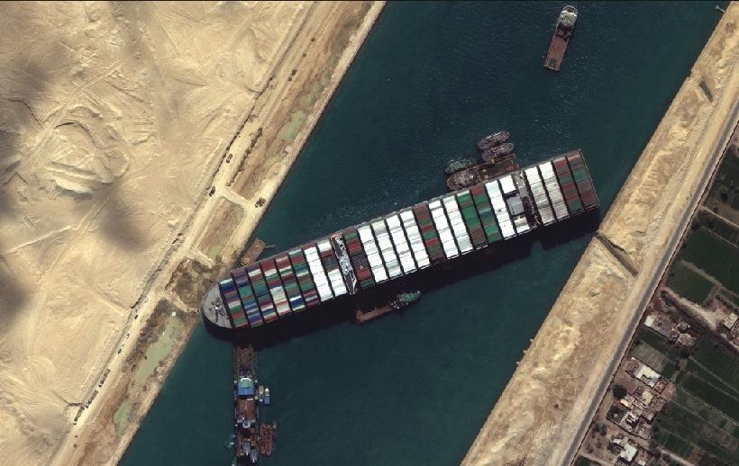 انباء عن بدء السفينة الجانحة في قناة السويس بالتحرك