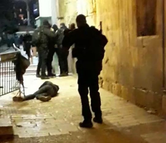 شاهد : عملية طعن عند باب حطة واستشهاد المنقذ