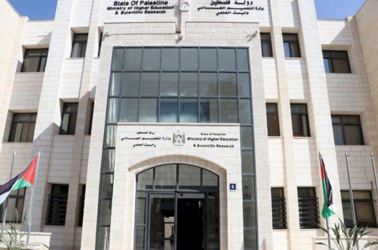 وزارة التعليم العالي: إعفاء الطلبة الفلسطينيين العائدين من أوكرانيا من شرط إتمام 50% من دراستهم هناك